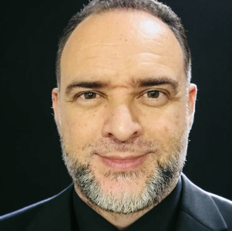 Nelson Angarita Parra — Mentor Holístico y Tarotista Profesional